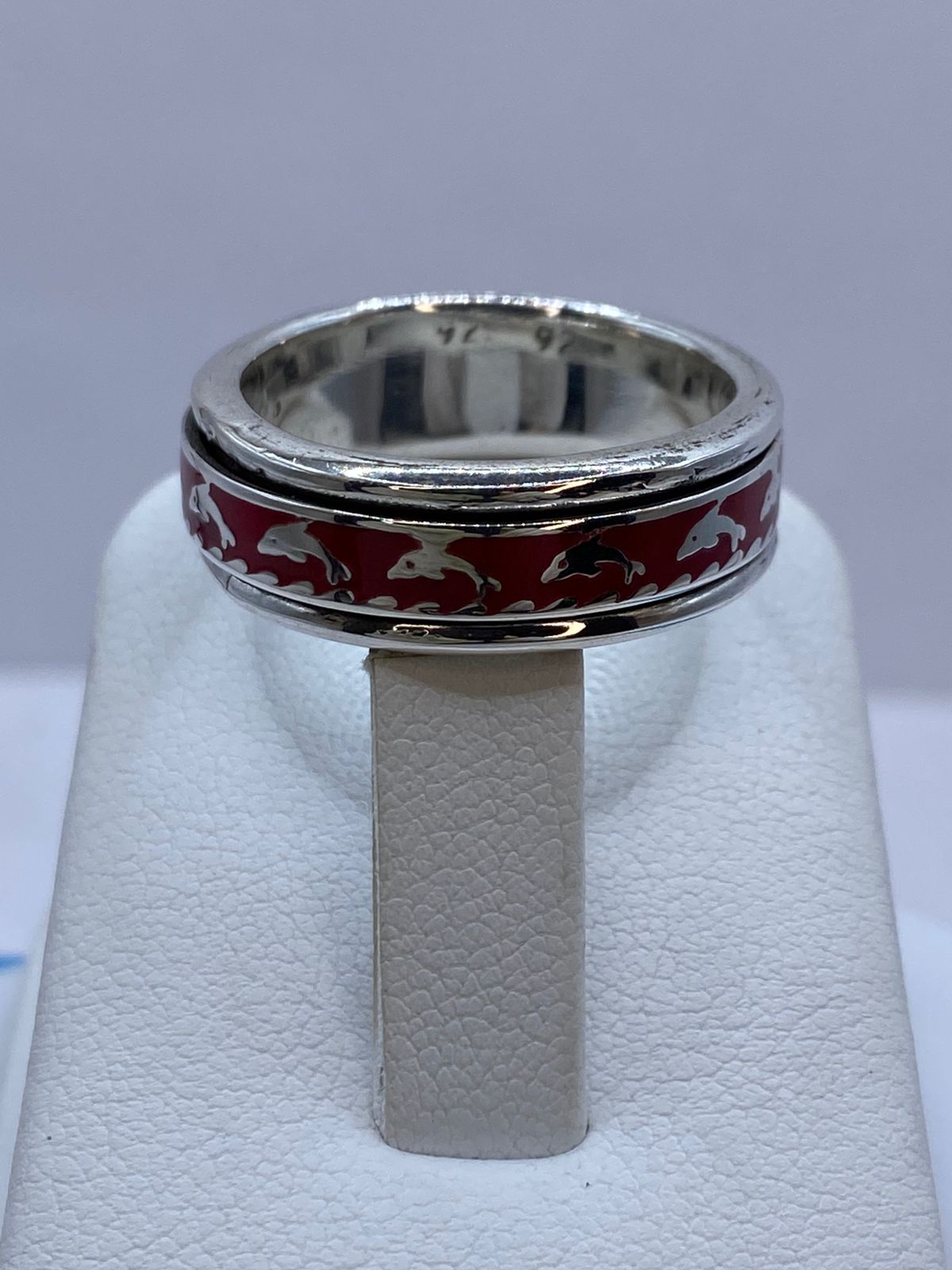 Anillo de Coral Rojo con Delfines en Plata .925, sello de autenticidad Plata Ley .925