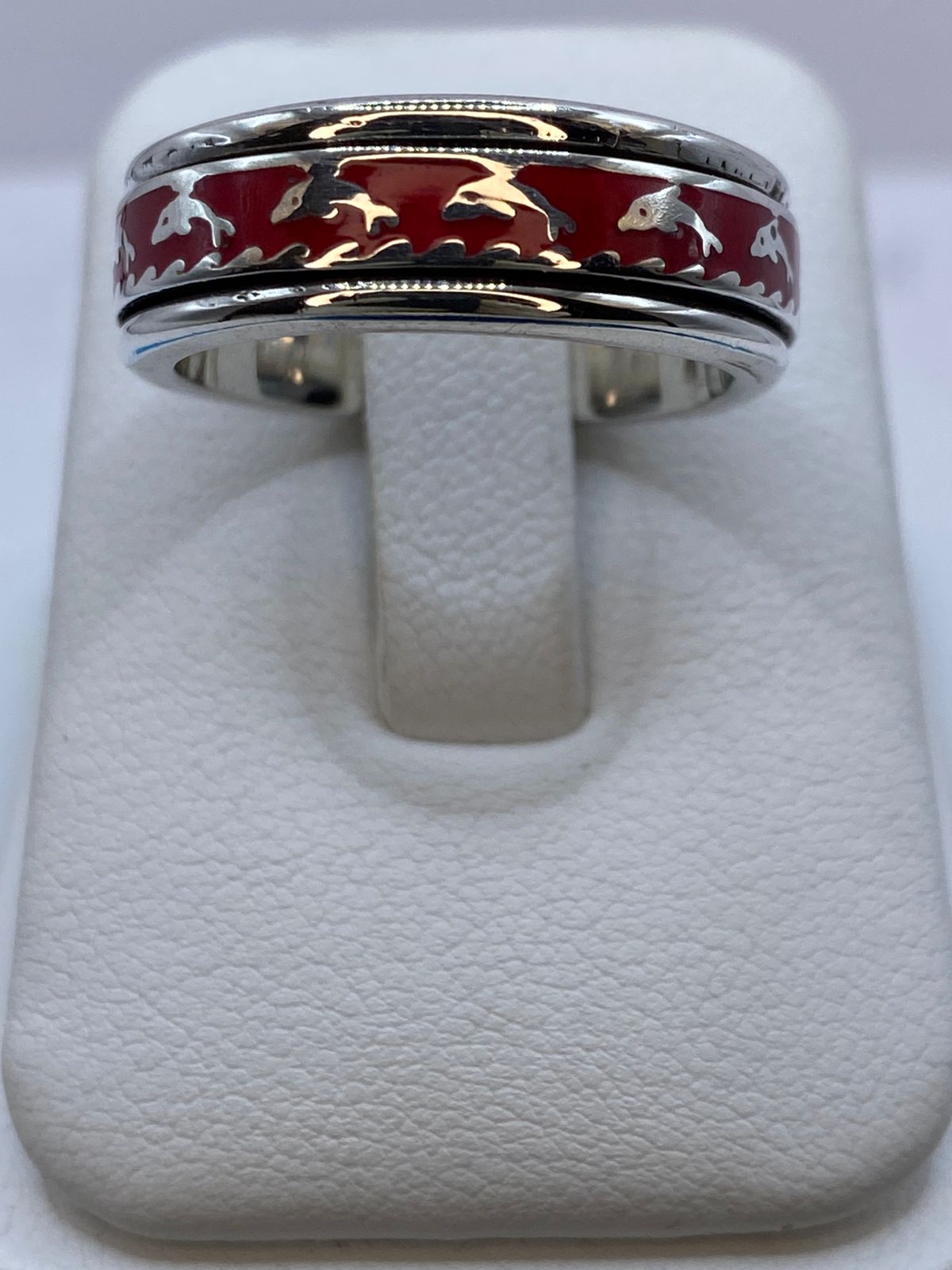 Anillo de Coral Rojo con Delfines en Plata .925 — ángulo diagonal