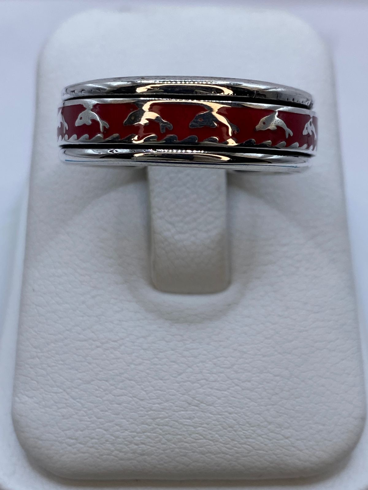 Anillo de Coral Rojo con Delfines en Plata .925, vista lateral