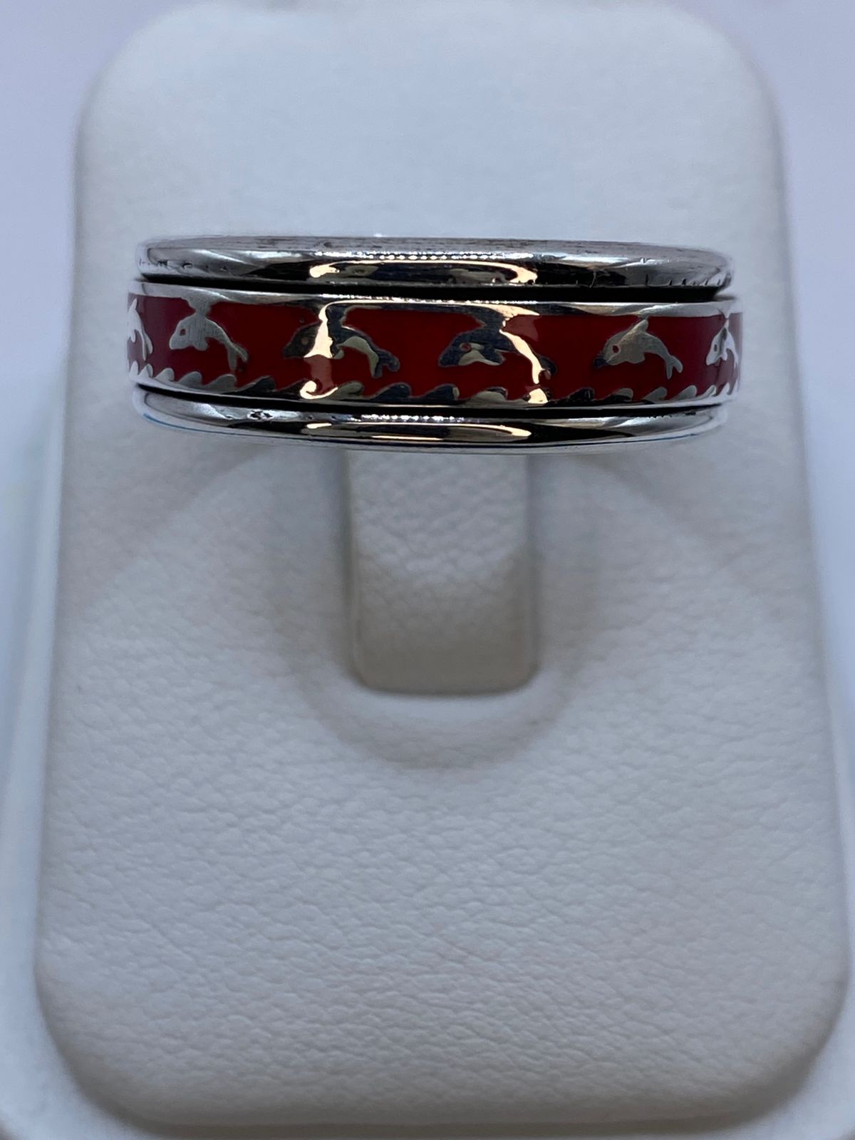 Anillo de Coral Rojo con Delfines en Plata .925, vista de detalle