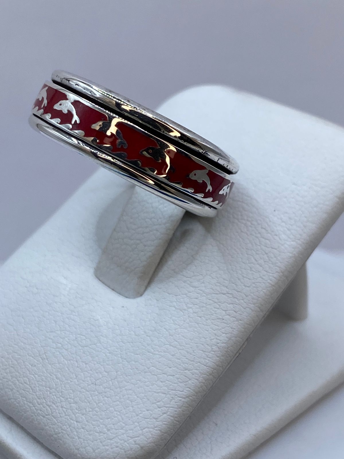 Anillo de Coral Rojo con Delfines en Plata .925, vista frontal
