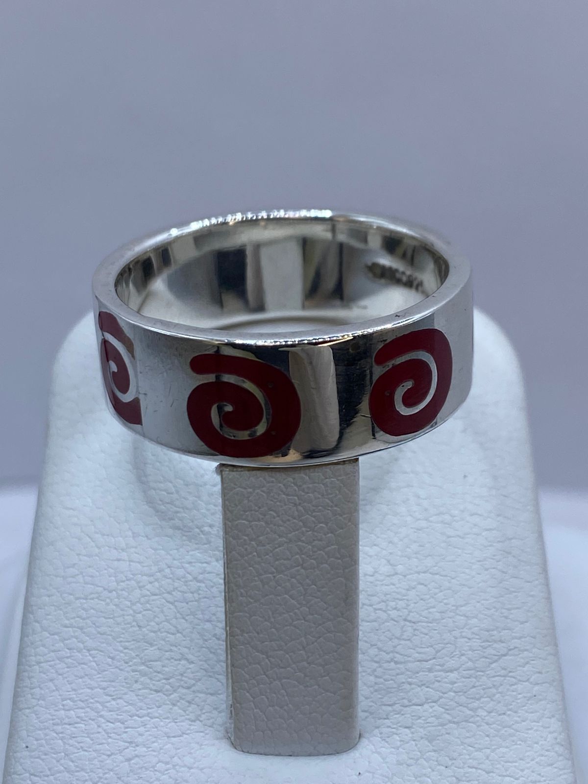 Anillo de Coral Rojo con Espirales en Plata .925, sello de autenticidad Plata Ley .925
