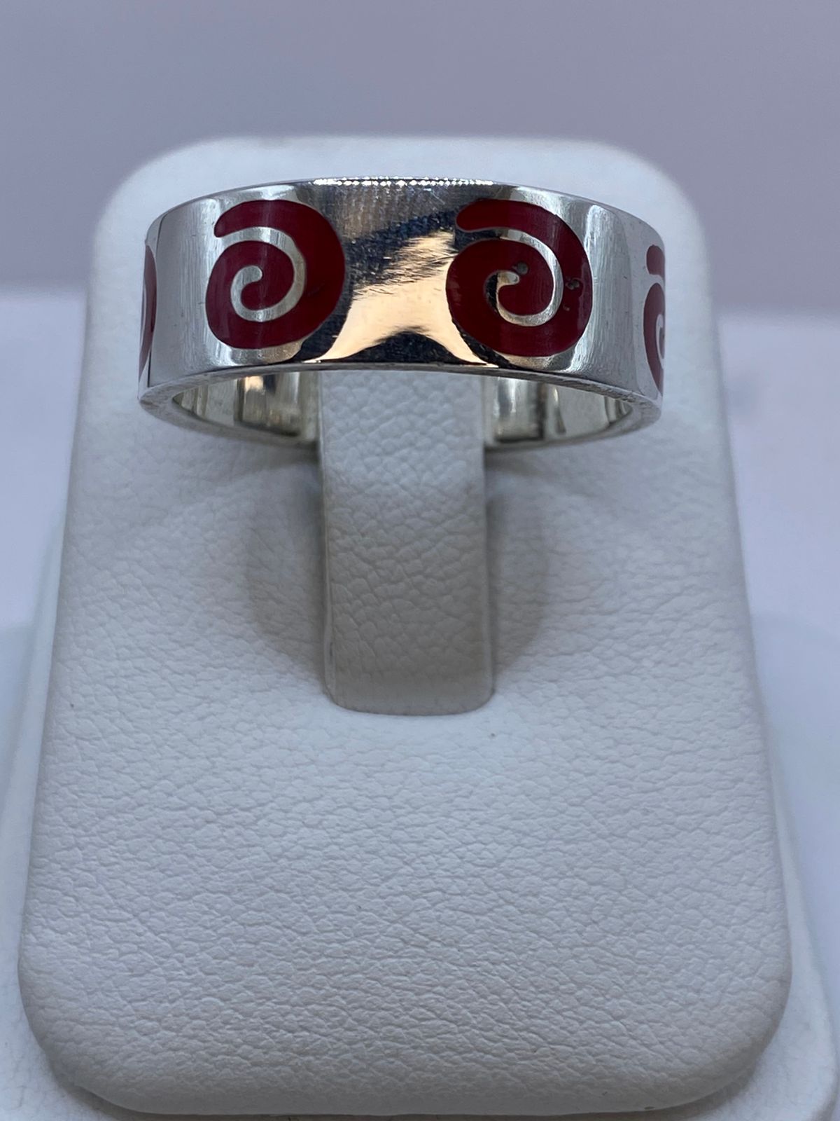 Anillo de Coral Rojo con Espirales en Plata .925 — vista lateral