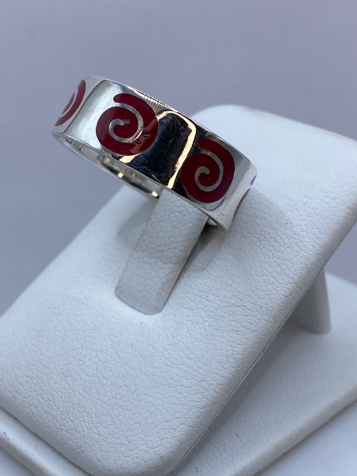 Anillo de Coral Rojo con Espirales en Plata .925, vista lateral