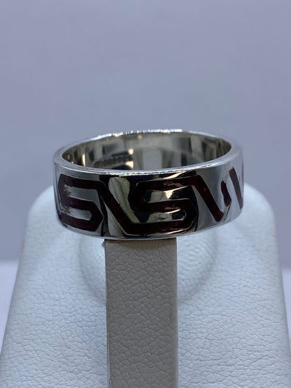 Anillo de Coral Rojo con Greca Geométrica en Plata .925, sello de autenticidad Plata Ley .925