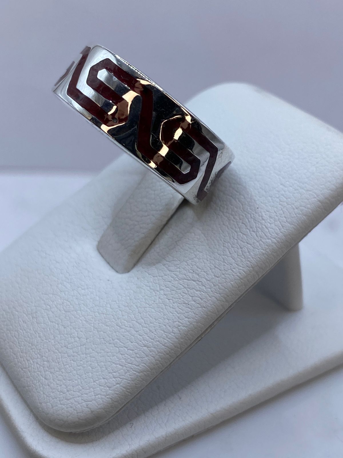 Anillo de Coral Rojo con Greca Geométrica en Plata .925, vista frontal