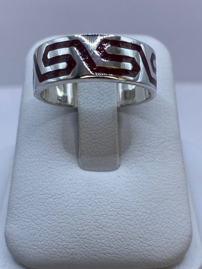 Anillo de Coral Rojo con Greca Geométrica en Plata .925, vista lateral