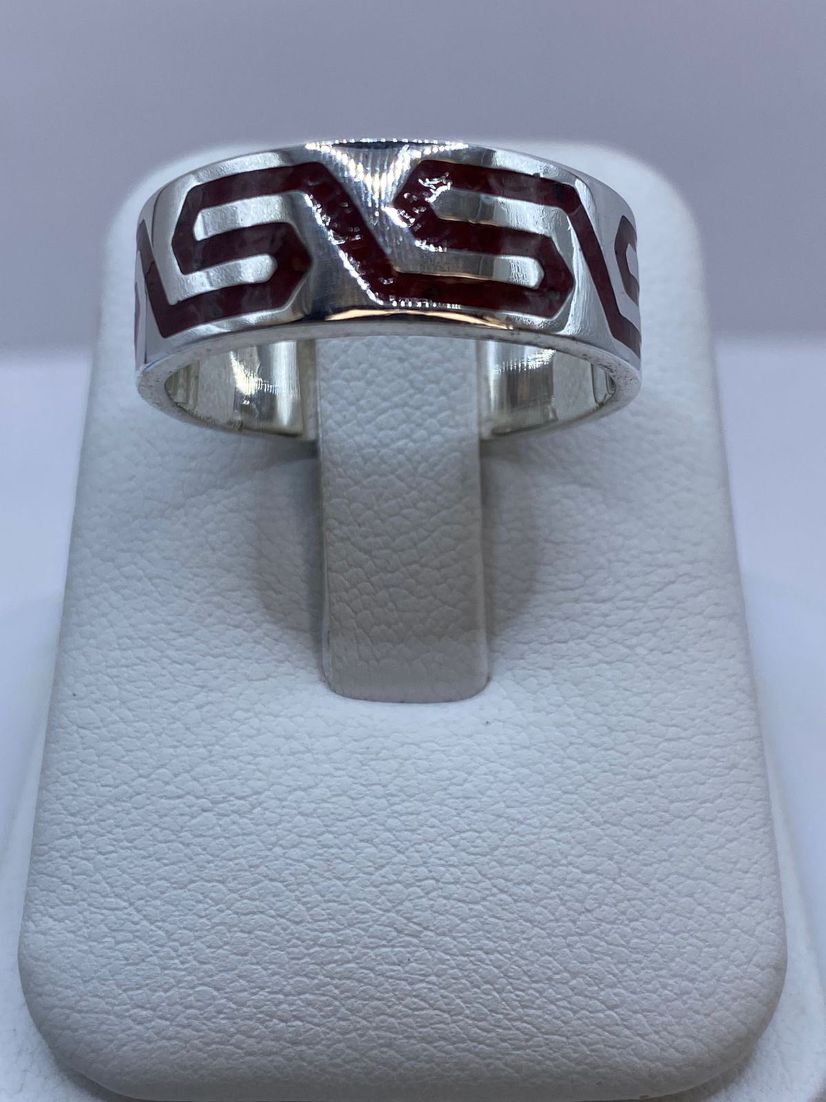 Anillo de Coral Rojo con Greca Geométrica en Plata .925, vista lateral