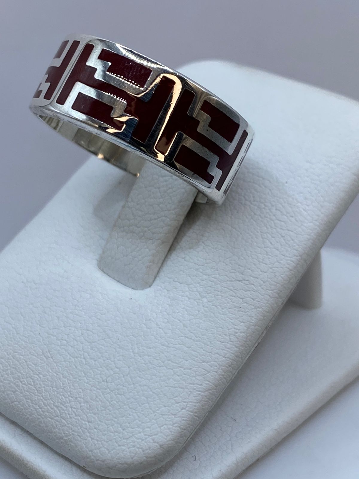 Anillo de Coral Rojo con Greca Geométrica en Plata .925, vista frontal
