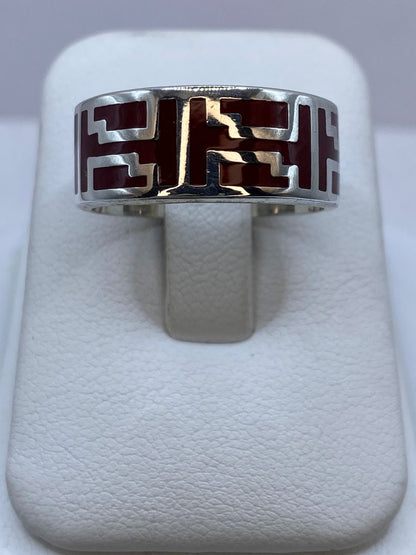 Anillo de Coral Rojo con Greca Geométrica en Plata .925