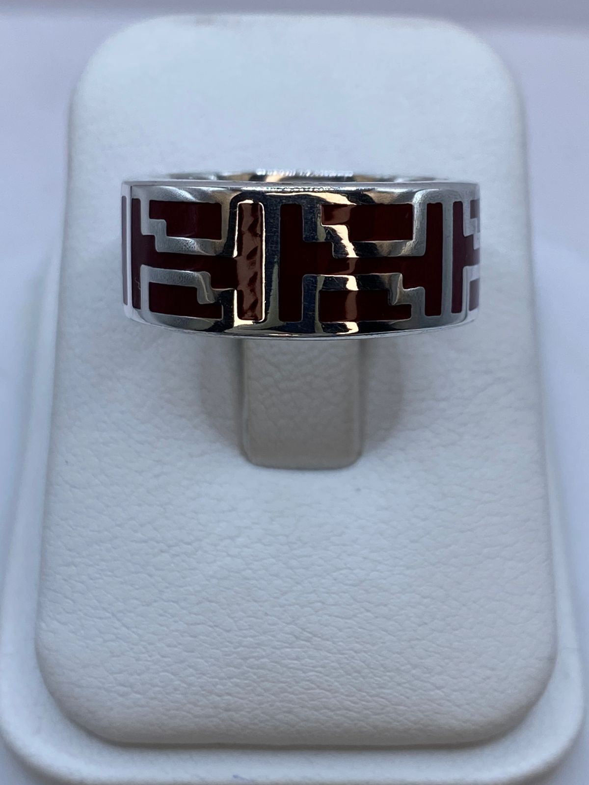Anillo de Coral Rojo con Greca Geométrica en Plata .925 — ángulo diagonal