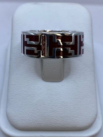 Anillo de Coral Rojo con Greca Geométrica en Plata .925 — ángulo diagonal