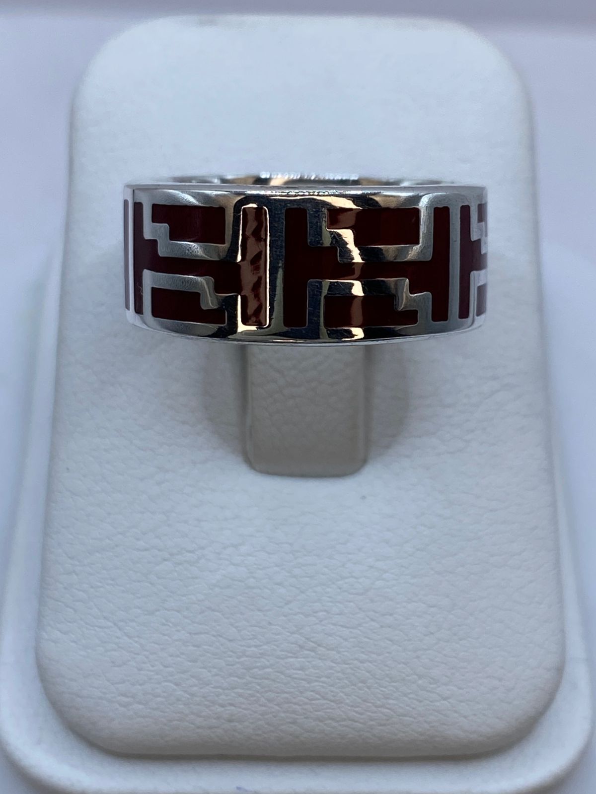 Anillo de Coral Rojo con Greca Geométrica en Plata .925, vista lateral