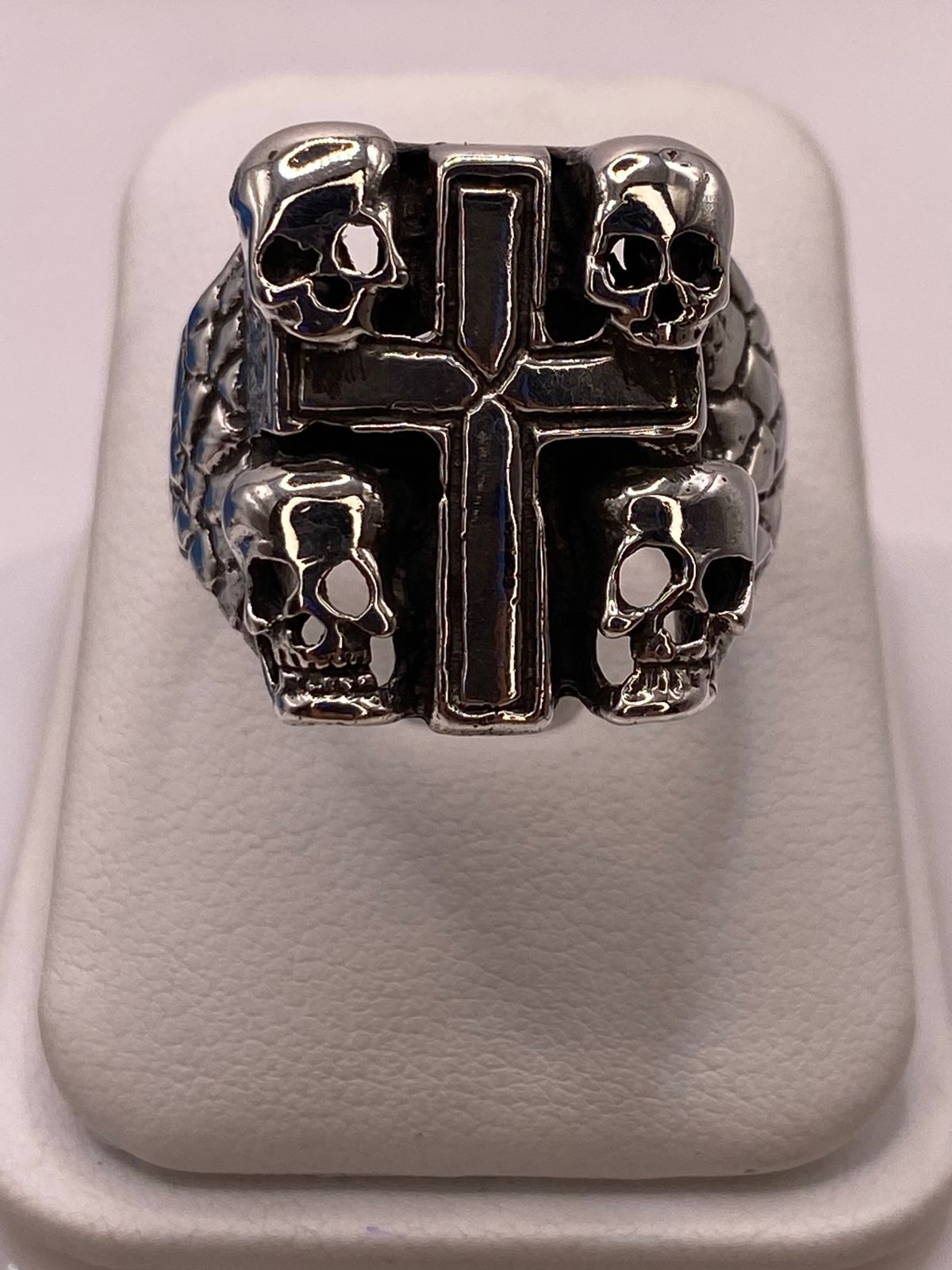 Anillo de Cruz con Calaveras en Plata .925 — ángulo diagonal