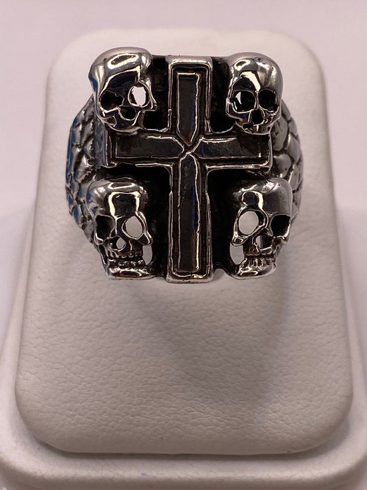 Anillo de Cruz con Calaveras en Plata .925 — ángulo diagonal