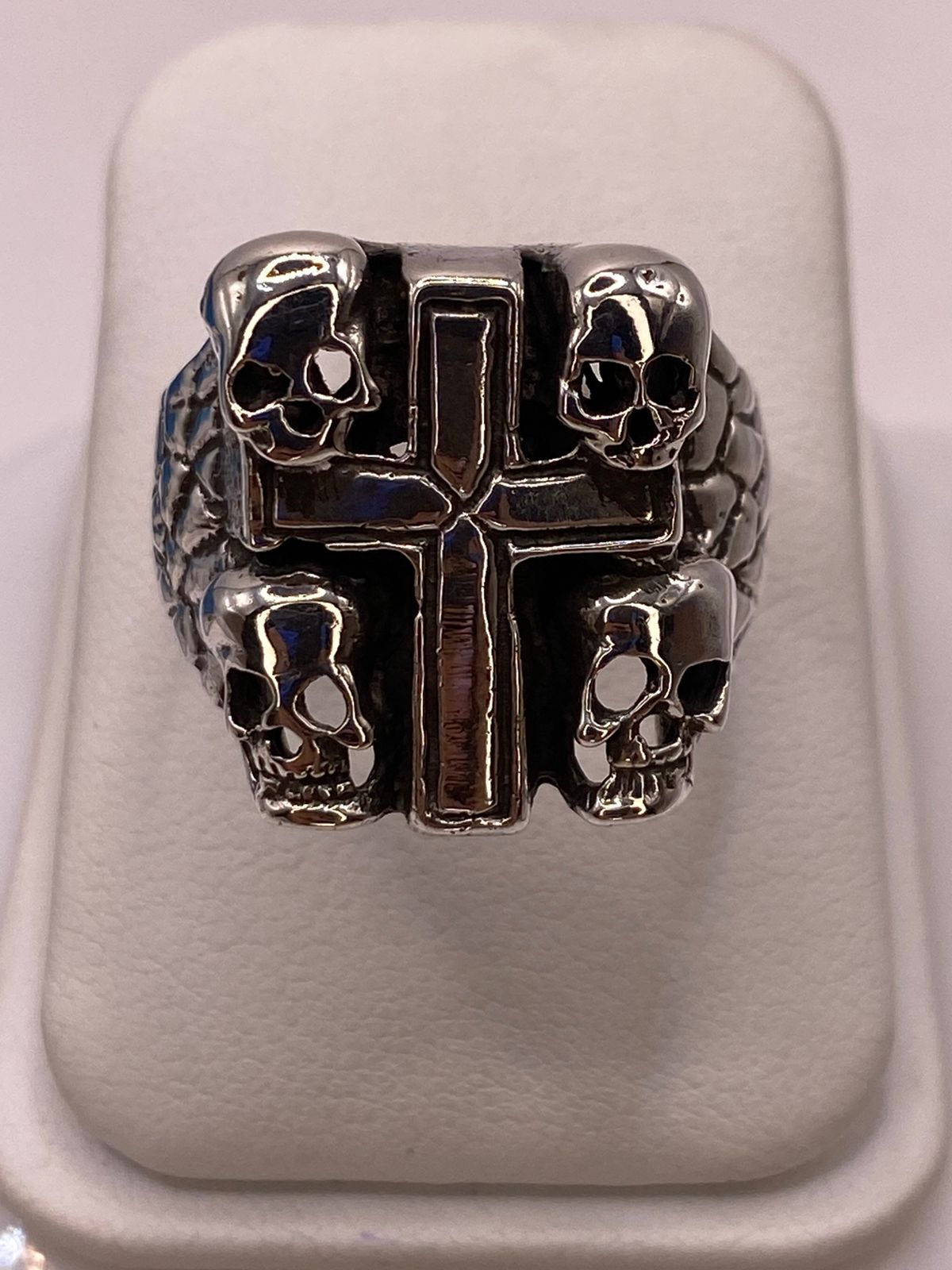 Anillo de Cruz con Calaveras en Plata .925, vista frontal