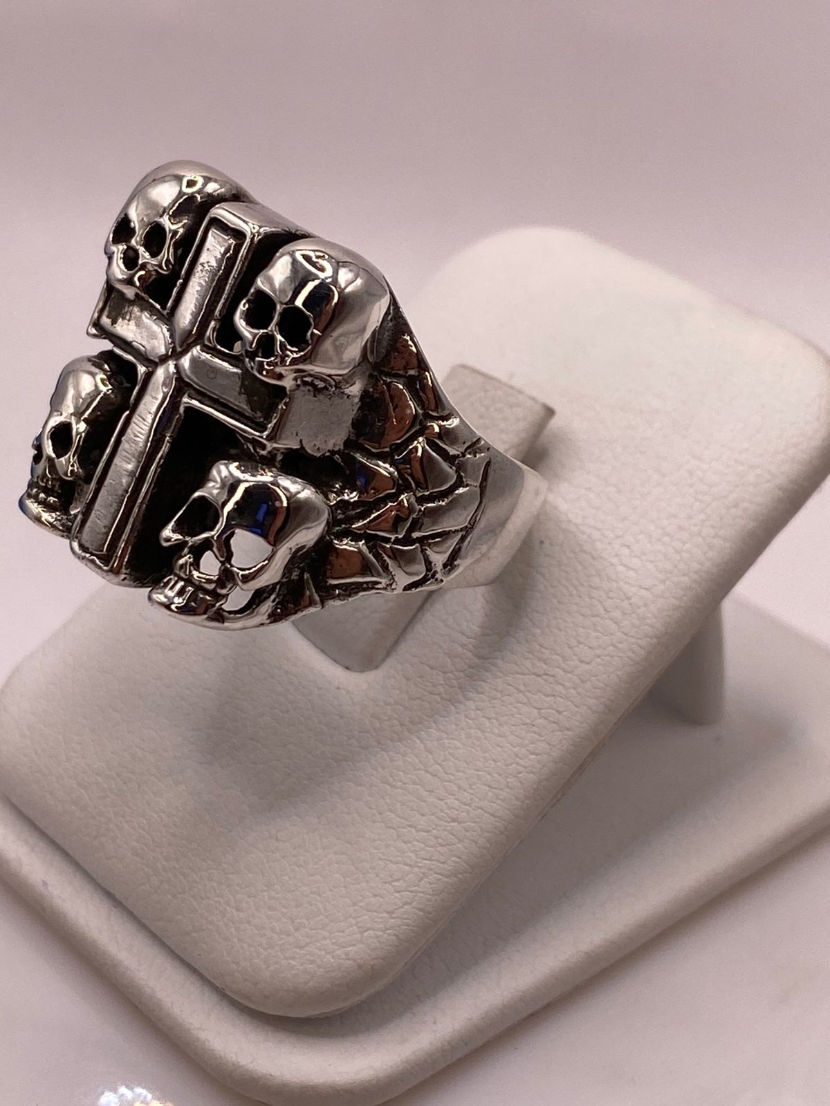 Anillo de Cruz con Calaveras en Plata .925, vista lateral