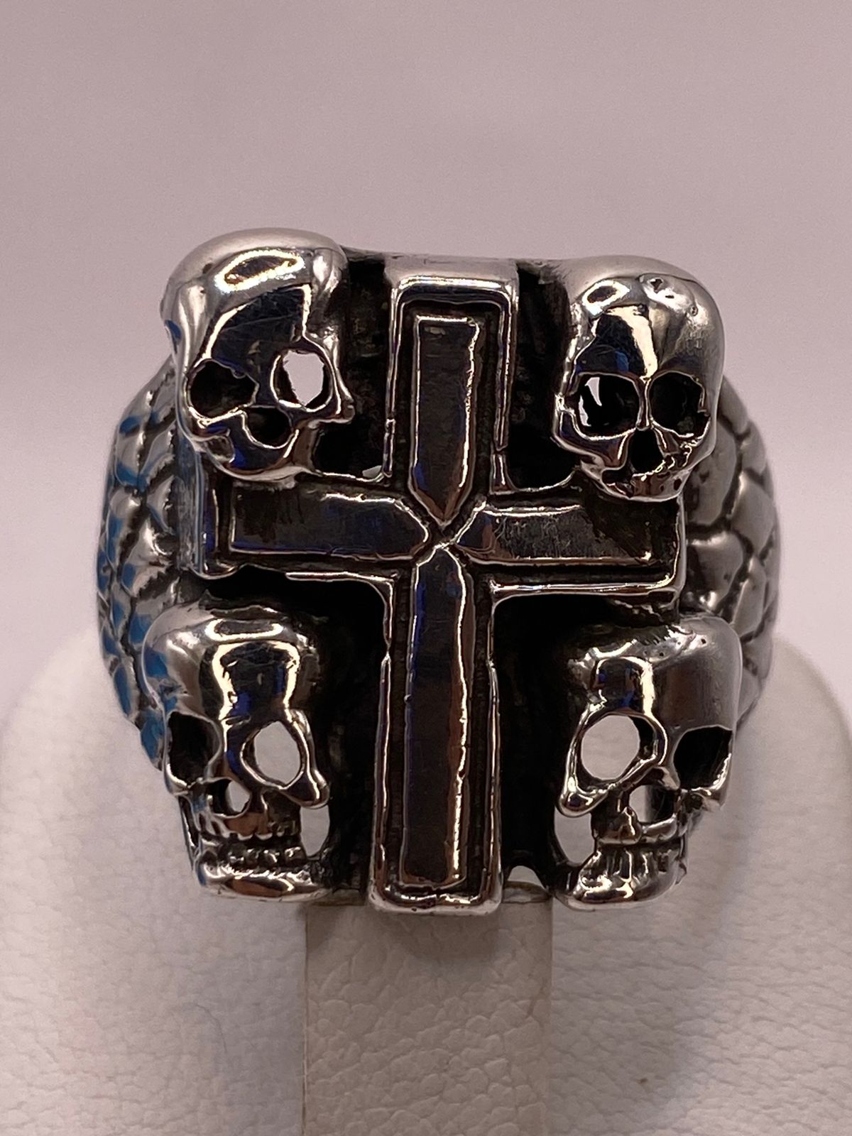 Anillo de Cruz con Calaveras en Plata .925, vista de detalle