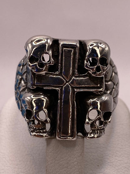 Anillo de Cruz con Calaveras en Plata .925, vista de detalle