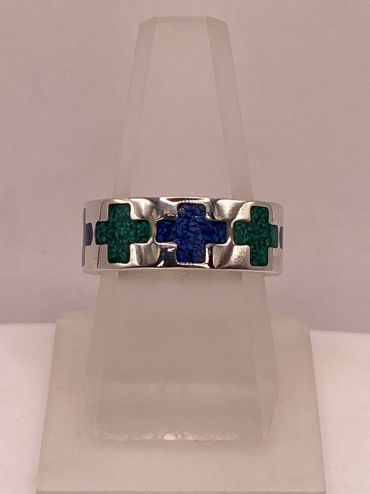 Anillo Cruz Geométrica de Plata .925 con Incrustaciones de Piedra — vista lateral