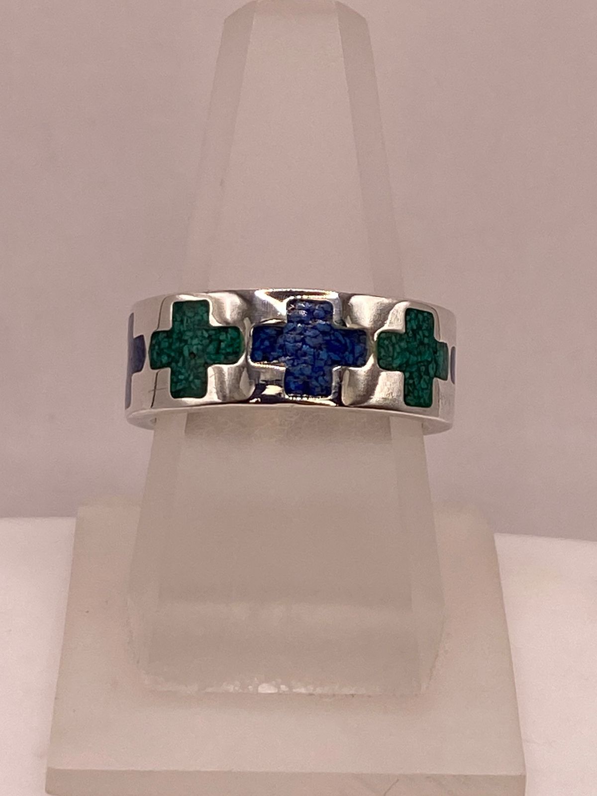 Anillo Cruz Geométrica de Plata .925 con Incrustaciones de Piedra, vista frontal