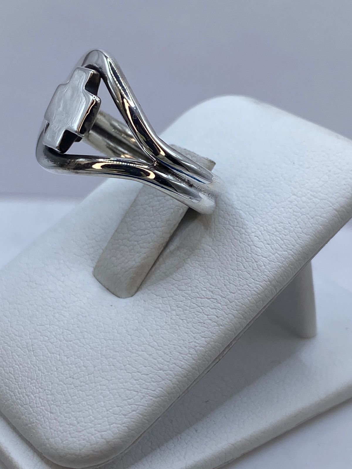 Anillo Cruz Moderna en Plata .925, vista lateral