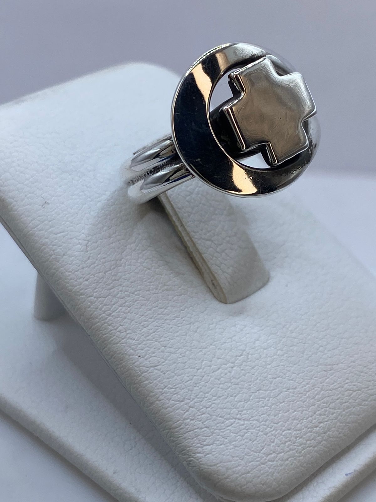 Anillo Cruz Moderna en Plata .925, vista de detalle