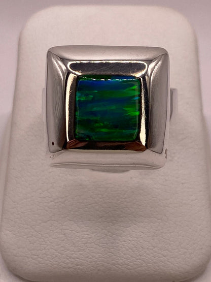 Anillo Cuadrado con Ópalo de Fuego Verde en Plata .925, vista lateral