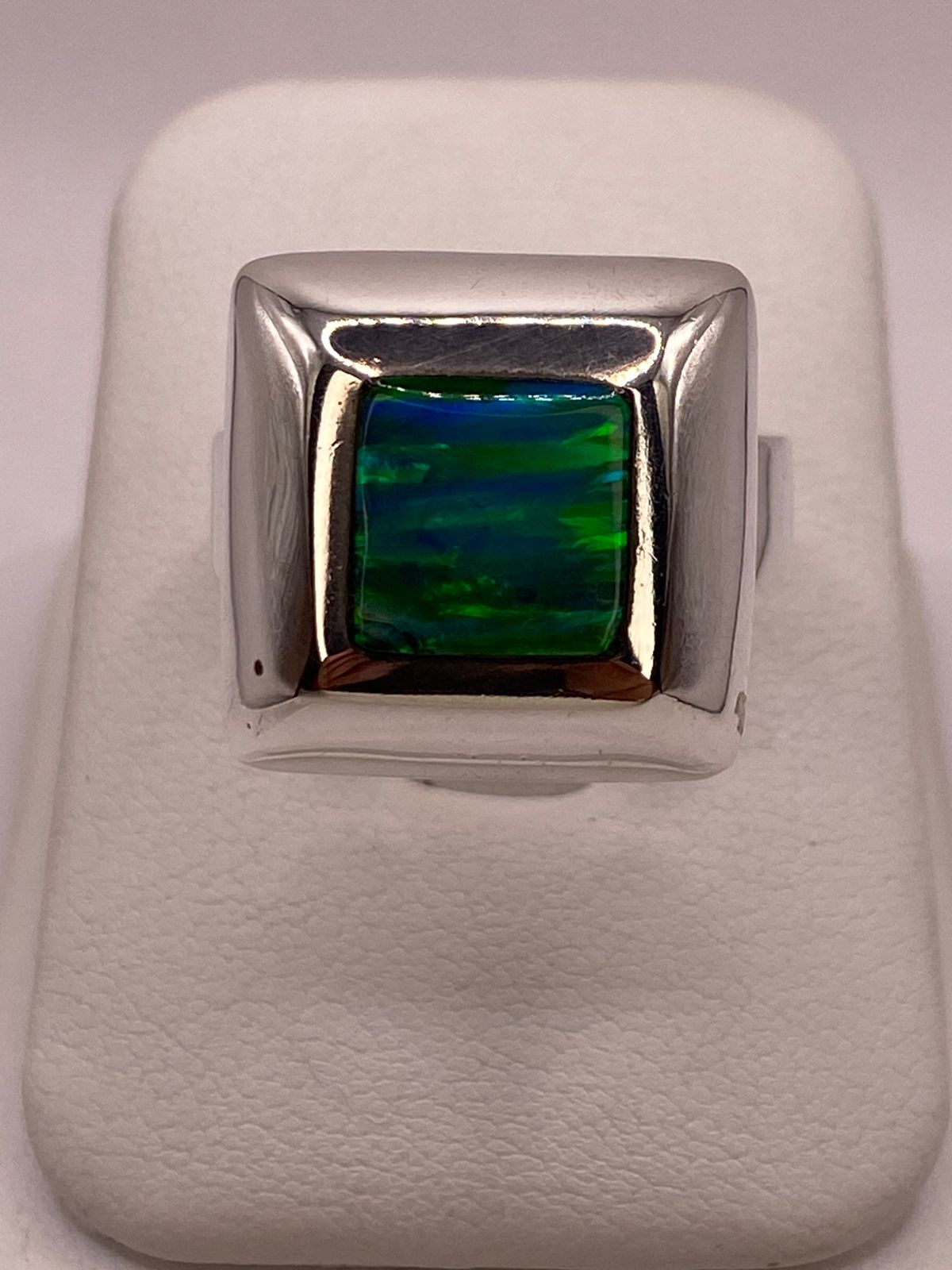 Anillo Cuadrado con Ópalo de Fuego Verde en Plata .925, vista de detalle