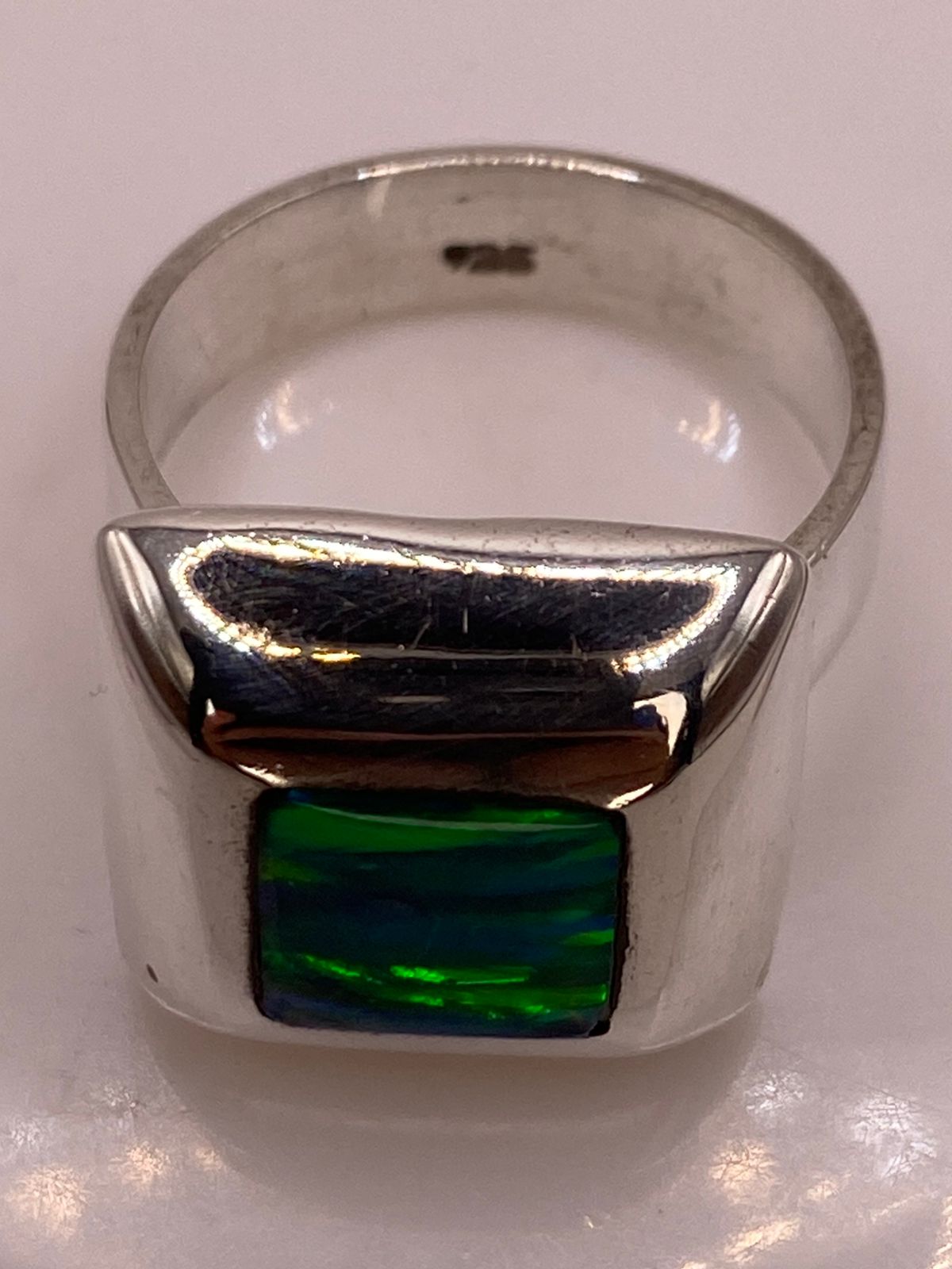 Anillo Cuadrado con Ópalo de Fuego Verde en Plata .925, sello de autenticidad Plata Ley .925