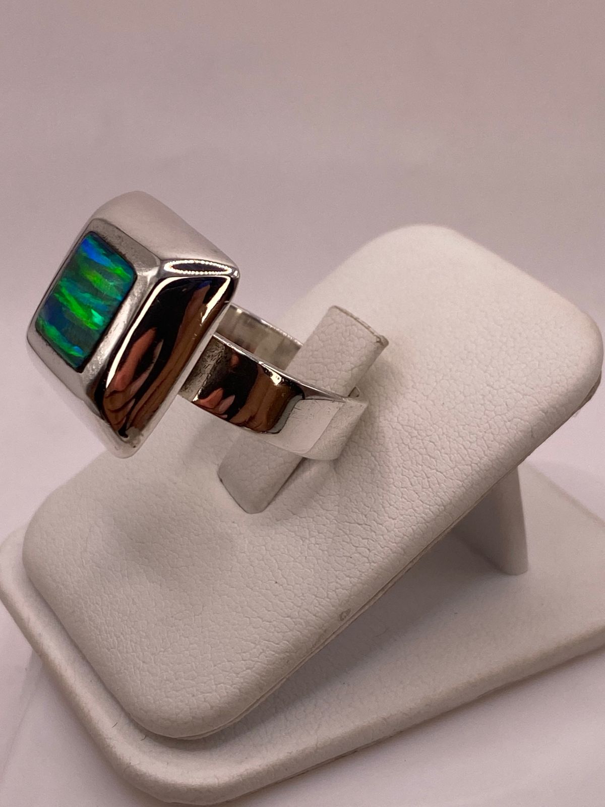 Anillo Cuadrado con Ópalo de Fuego Verde en Plata .925, vista frontal