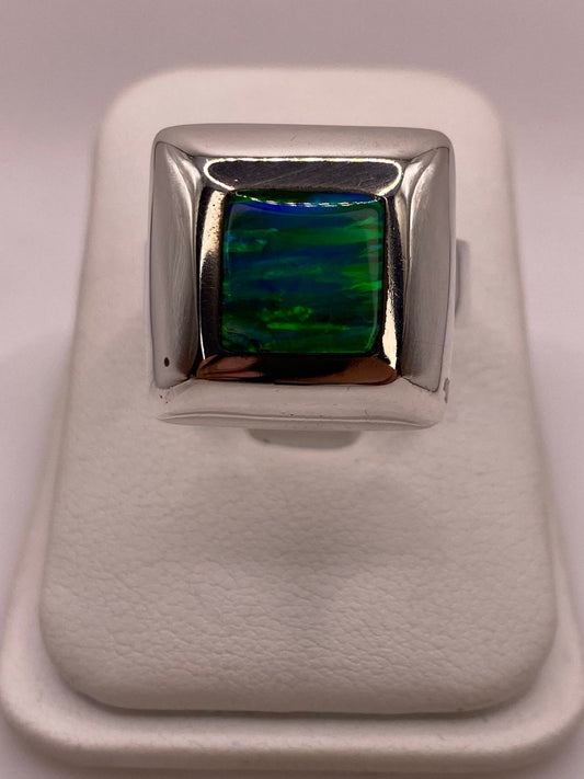Anillo Cuadrado con Ópalo de Fuego Verde en Plata .925 en báscula mostrando peso