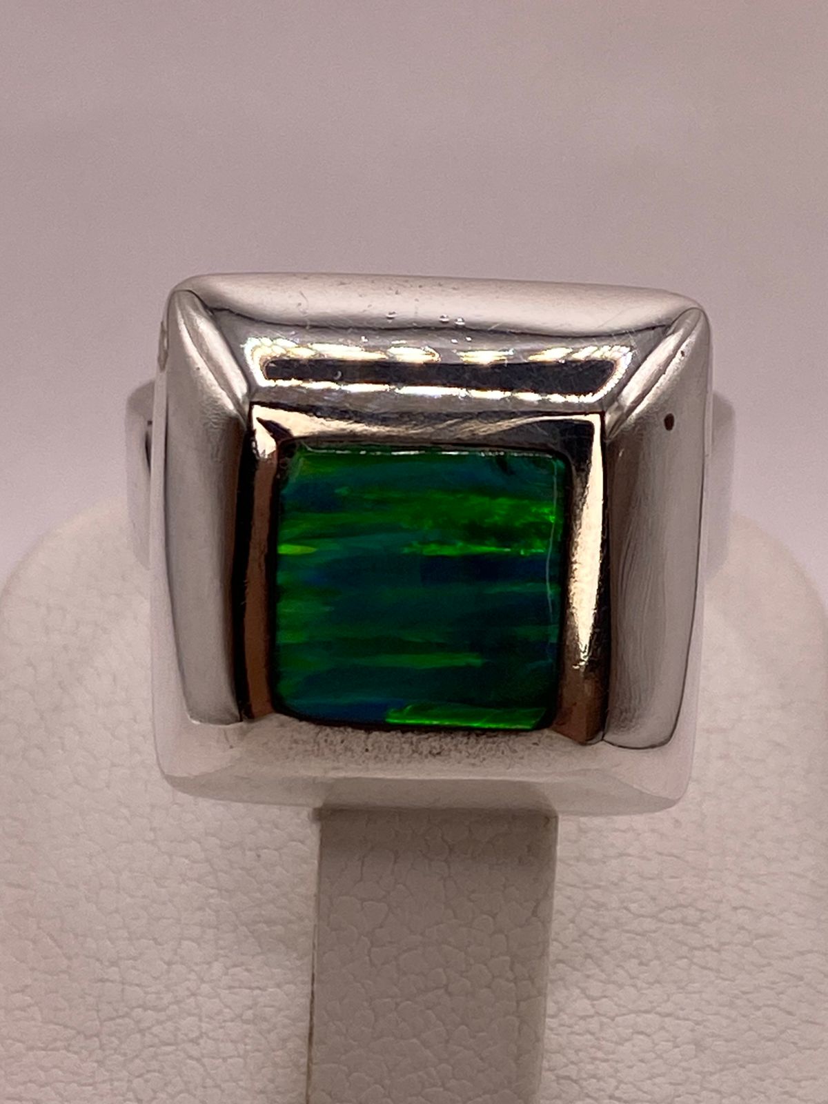 Anillo Cuadrado con Ópalo de Fuego Verde en Plata .925, vista superior