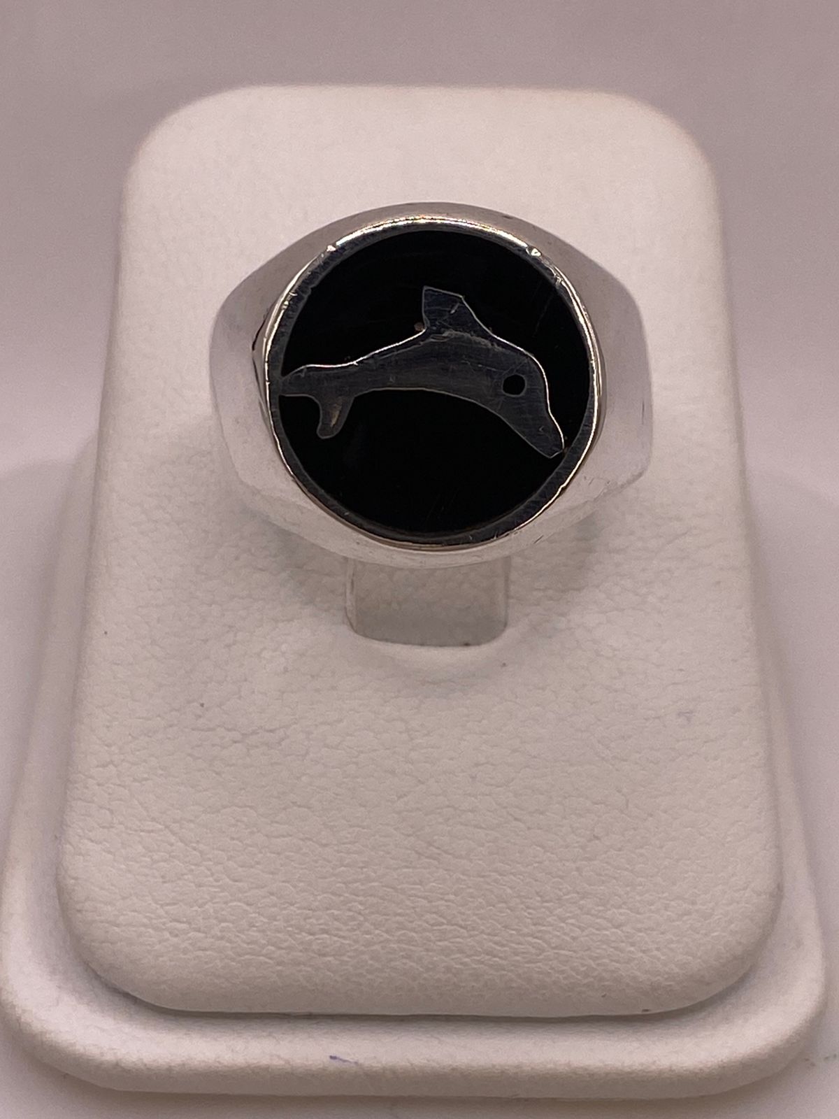 Anillo Delfín en Plata .925 en báscula mostrando peso