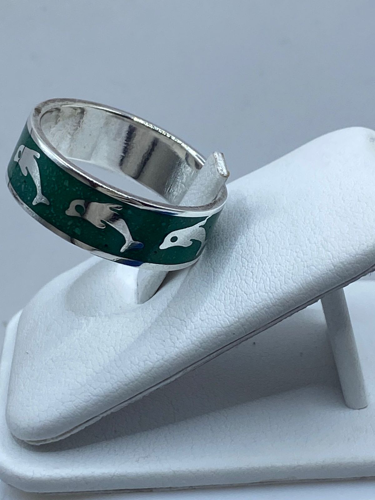 Anillo Delfines en Plata .925 con Malaquita Natural, vista frontal