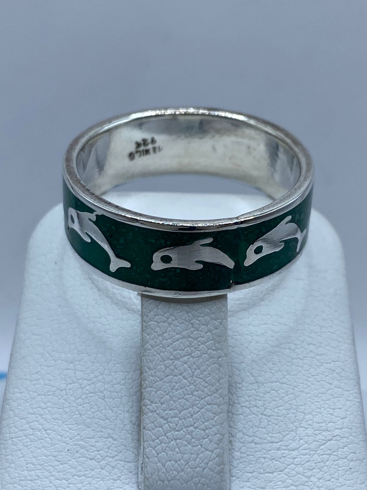 Anillo Delfines en Plata .925 con Malaquita Natural, sello de autenticidad Plata Ley .925