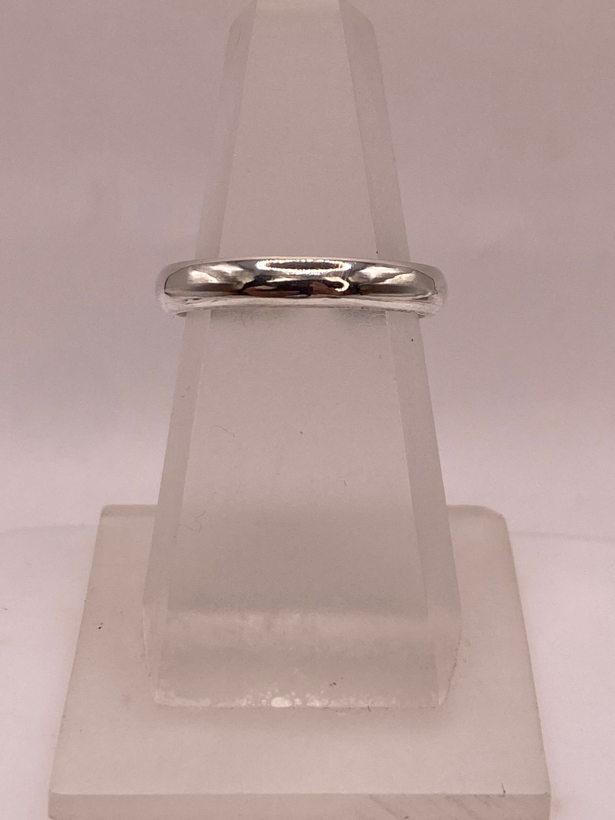 Anillo Delgado Liso de Plata Ley .925 en báscula mostrando peso