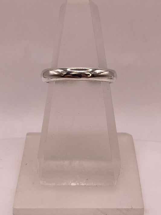 Anillo Delgado Liso de Plata Ley .925 en báscula mostrando peso