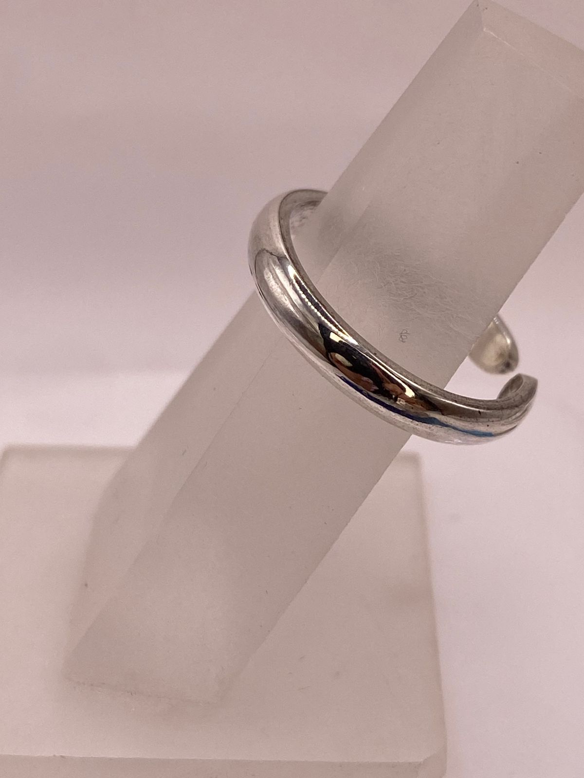 Anillo Delgado Liso de Plata Ley .925, vista de detalle