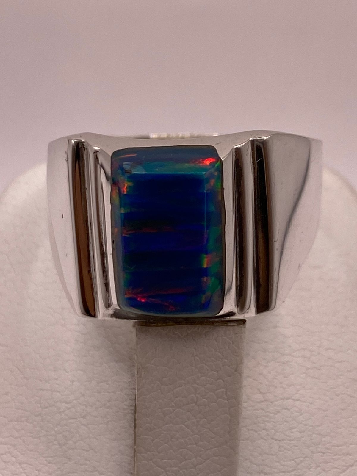 Anillo Diseño Contemporáneo Plata Ley 925 con Incrustación Vertical de Ópalo de Fuego, vista superior