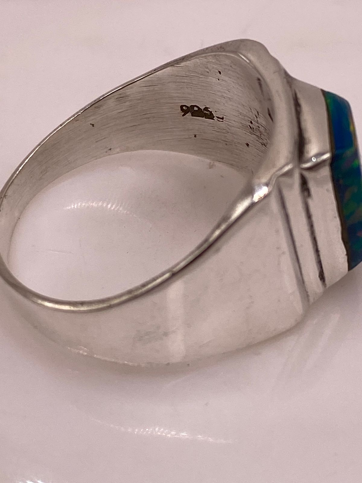 Anillo Diseño Contemporáneo Plata Ley 925 con Incrustación Vertical de Ópalo de Fuego, sello de autenticidad Plata Ley .925