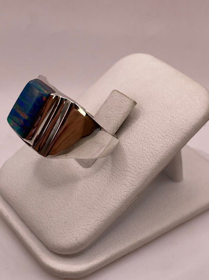 Anillo Diseño Contemporáneo Plata Ley 925 con Incrustación Vertical de Ópalo de Fuego, vista lateral