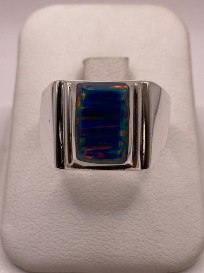 Anillo Diseño Contemporáneo Plata Ley 925 con Incrustación Vertical de Ópalo de Fuego en báscula mostrando peso