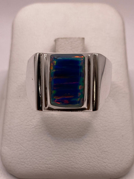 Anillo Diseño Contemporáneo Plata Ley 925 con Incrustación Vertical de Ópalo de Fuego en báscula mostrando peso