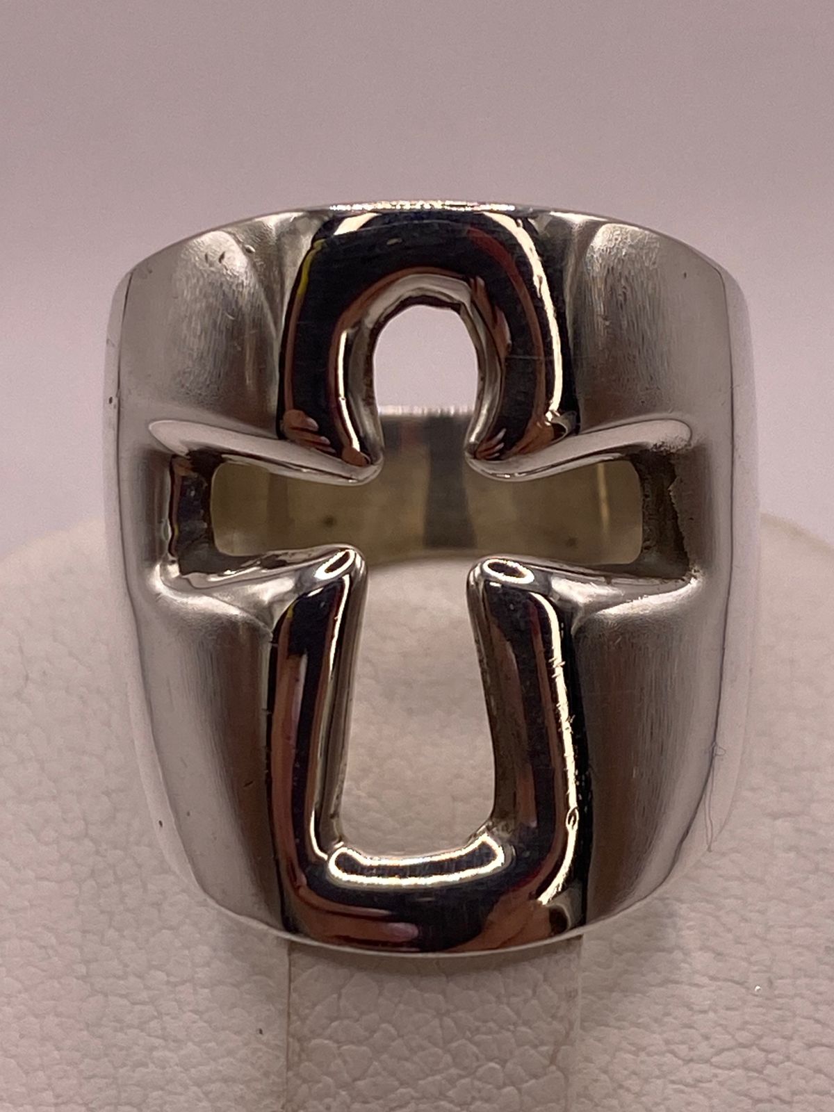 Anillo Diseño Cruz Estilizada en Plata .925, vista de detalle