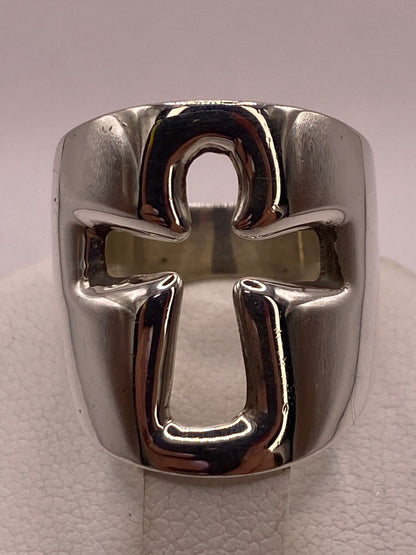 Anillo Diseño Cruz Estilizada en Plata .925, vista de detalle