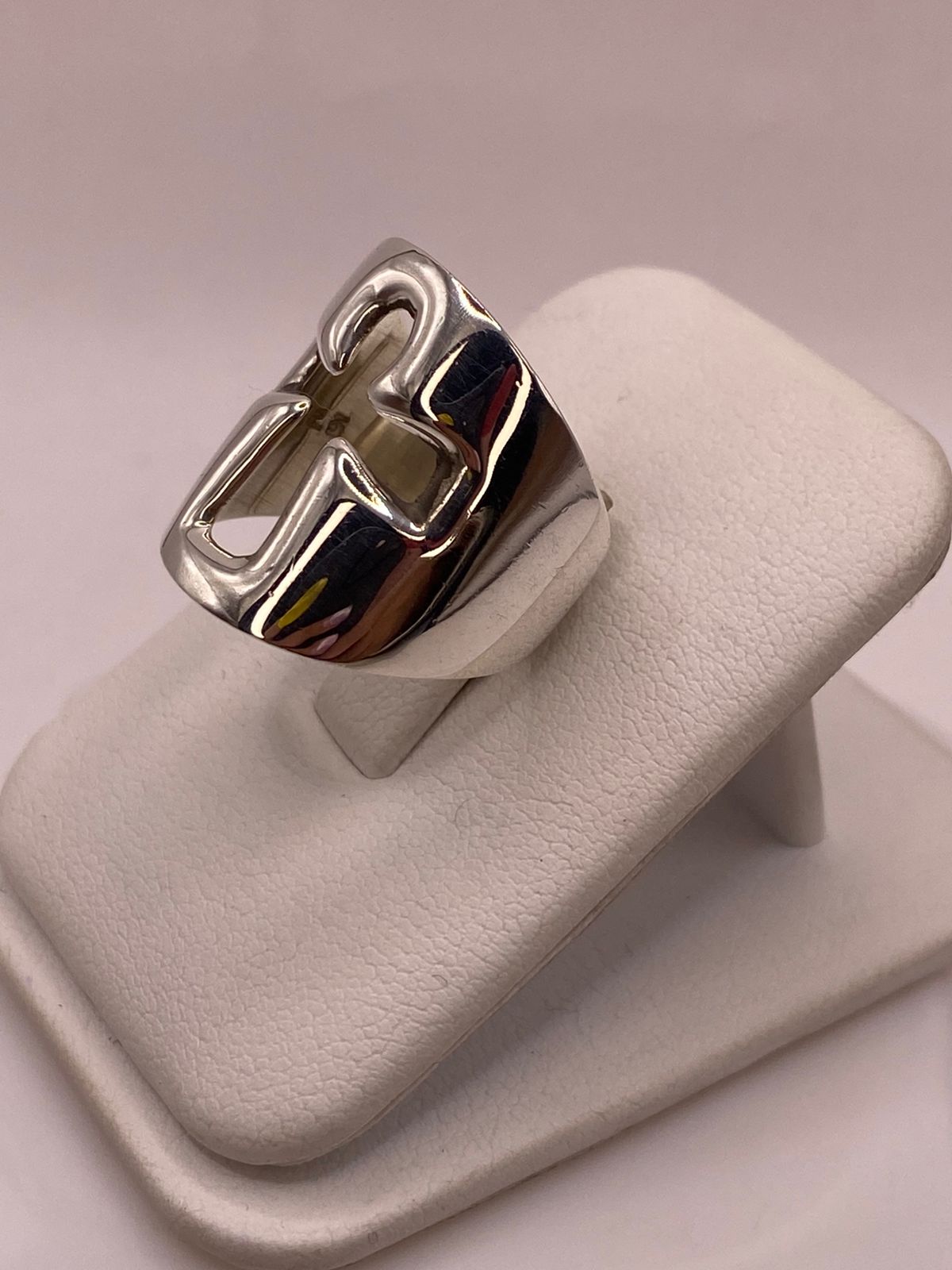 Anillo Diseño Cruz Estilizada en Plata .925, vista frontal