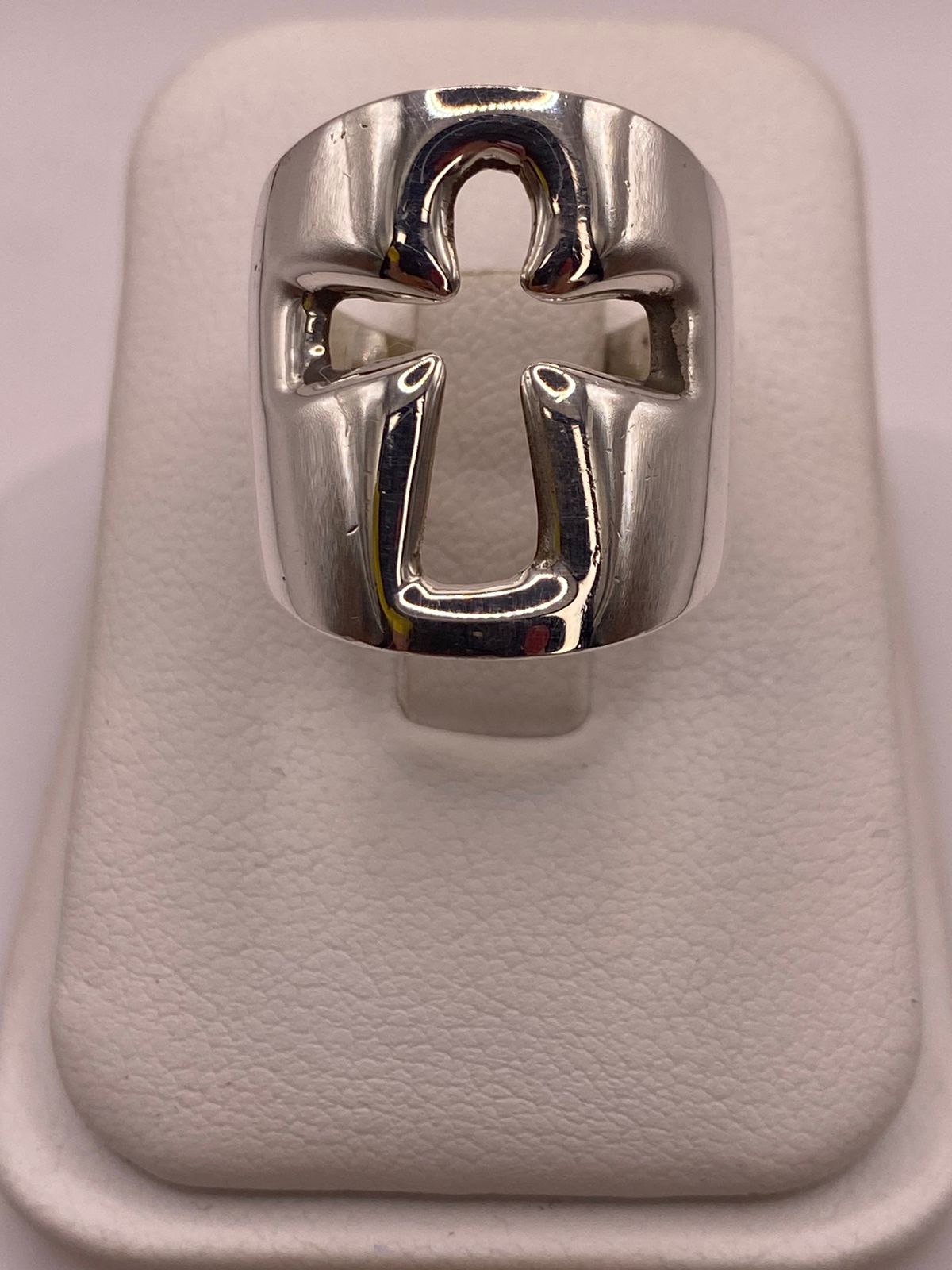 Anillo Diseño Cruz Estilizada en Plata .925, vista lateral