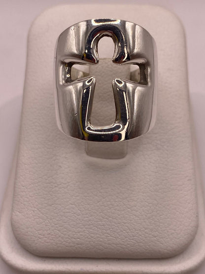 Anillo Diseño Cruz Estilizada en Plata .925, vista lateral