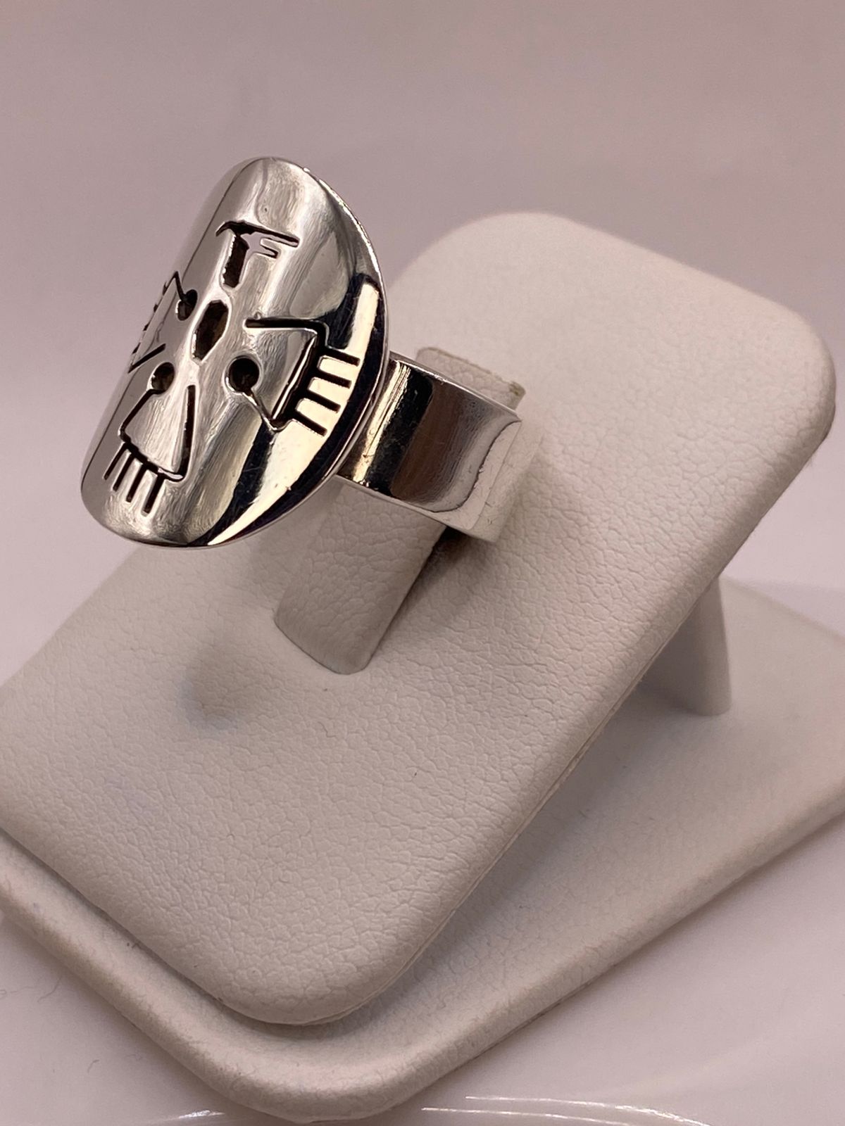 Anillo con Diseño de Cruz en Plata .925, vista frontal
